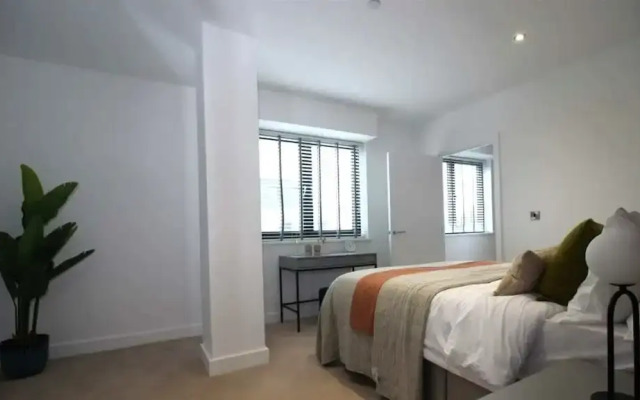 Sophisticated Modern 2 Bedroom Apartment in Solihull