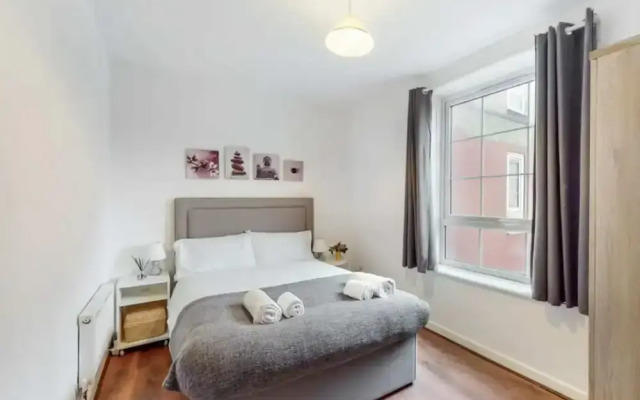 Central & Cosy 2BD Flat Near Canary Wharf