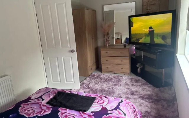 Spacious 2-bed Apartment in Hornchurch