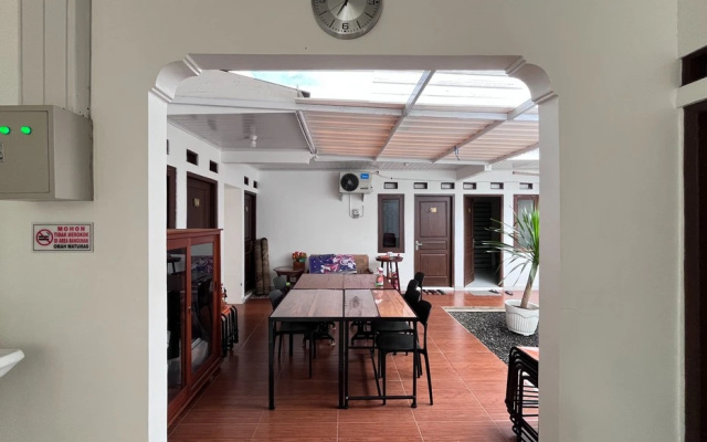 RedDoorz  Syariah @Omahwatumas Near Amikom Purwokerto – Hotel Rooms – Purwokerto