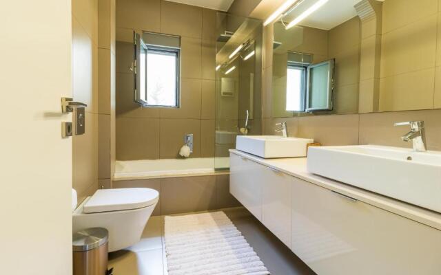 Luxury 3 Bedroom Apartment with garden in Glyfada