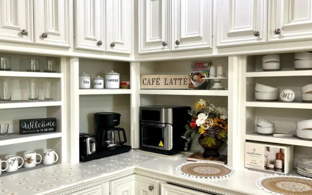 Beautiful traditional home*Modern updates*Guest suite B