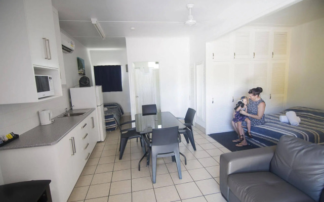 Cool Palms Motel