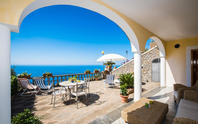 Villa Savina - Elegant Family Villa Overlooks Amalfi Coast -