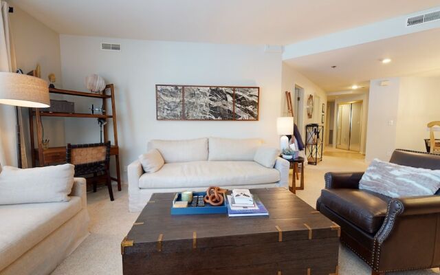 Silver Bear 21 Updated, Light and Bright, Walk to Canyon Lodge and Gondola by RedAwning