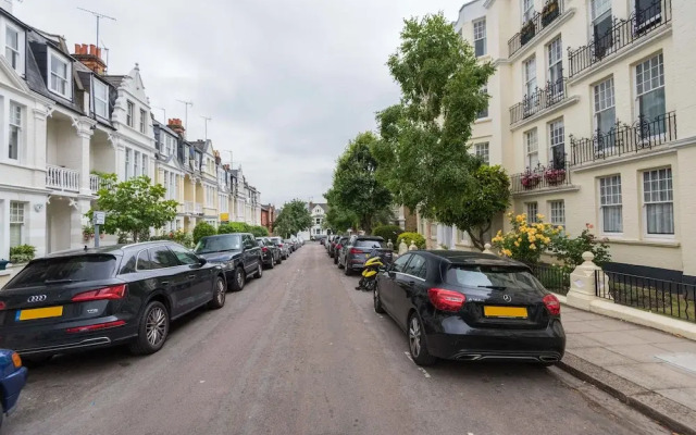 Remarkable Richmond Home By The Tube Station