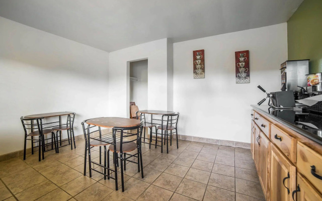 Rodeway Inn & Suites