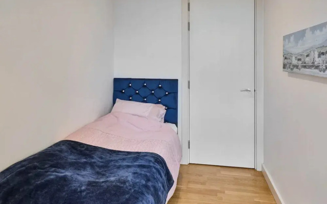 Host Stay - Canal View Apartment