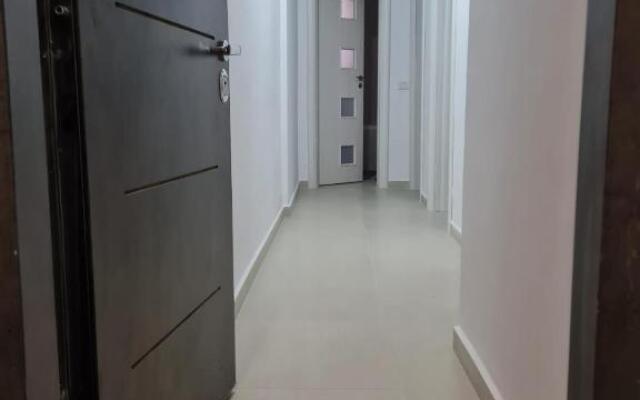 Deluxe 2 bedroom apartment with balcony and private parking