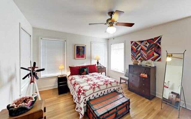 Light-Filled Charmer - 2 Br Home