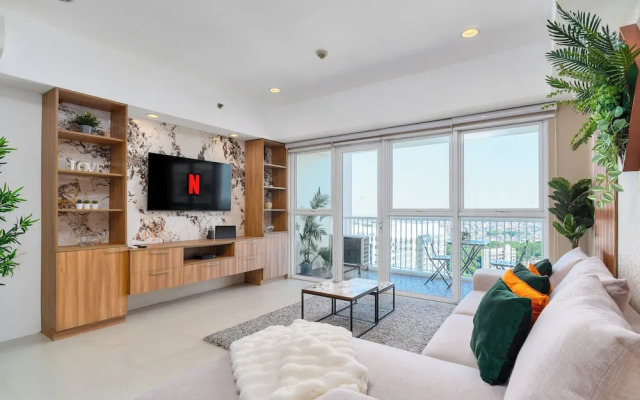 Luxe Suite With 180 Stunning City Views