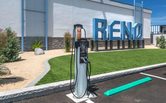 Super 8 by Wyndham Meadow Wood Courtyard