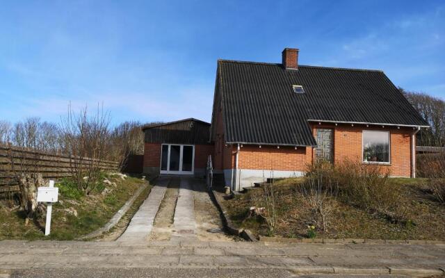Logi i hus med kunst og have