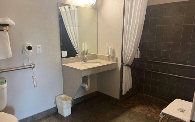 Days Inn & Suites by Wyndham Columbus NE