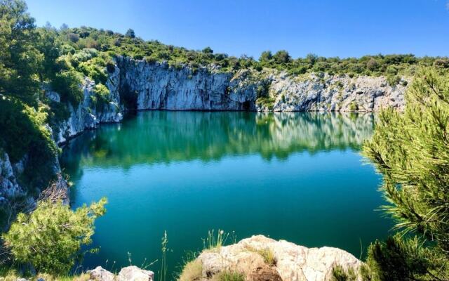 Seafront apt With Balcony, sea View and Mooring