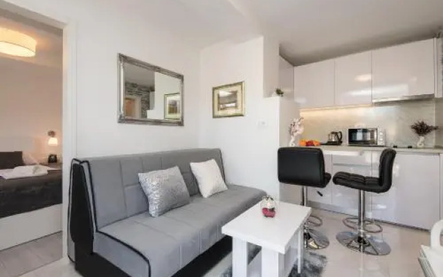 S & V Deluxe Apartments