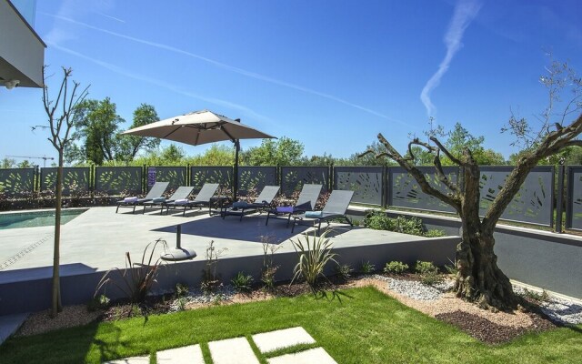 Luxurious Villa in Porec With Jacuzzi