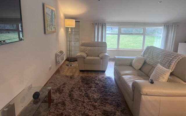Captivating 2 Bed Apartment in Newhouse