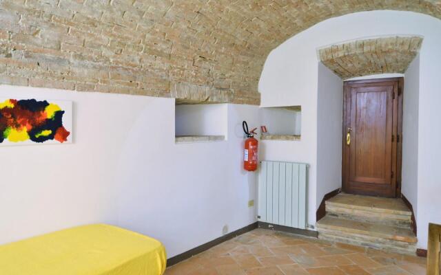 Nice apartment in Mantignana with shared pool