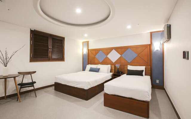 Themepark Tourist Hotel