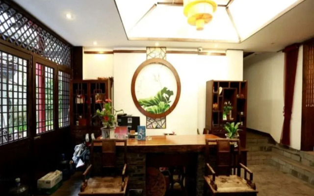 Fenghuang Poshan Inn