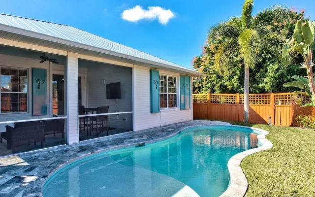 Sardinia Vacation Rental: Delightful Coastal Home near Vanderbilt Beach. Relax in a Private Pool and Spacious 4-BR Retreat with Modern Amenities. Ideal for Families. Minutes from Mercato and Local Attractions