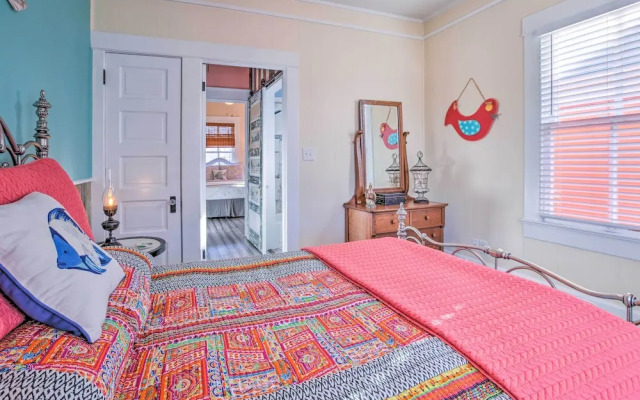 Bright Texas Retreat Near Pleasure Pier & Beach!