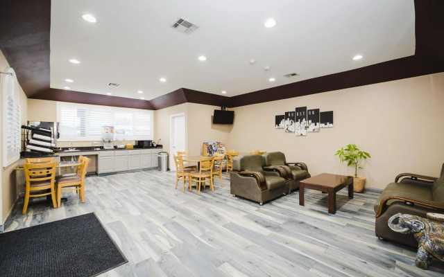 Sapphire Inn & Suites