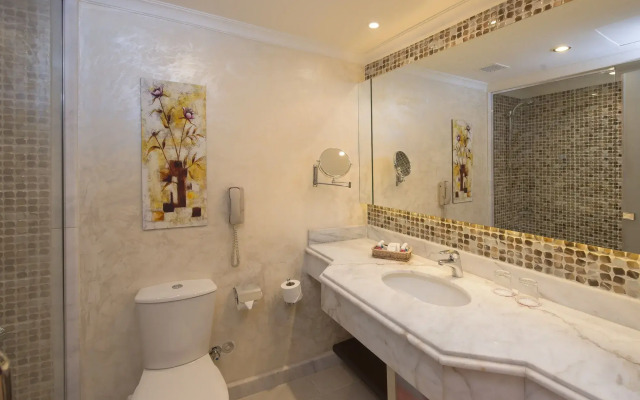 Курортный отель Amwaj Oyoun Resort & Casino