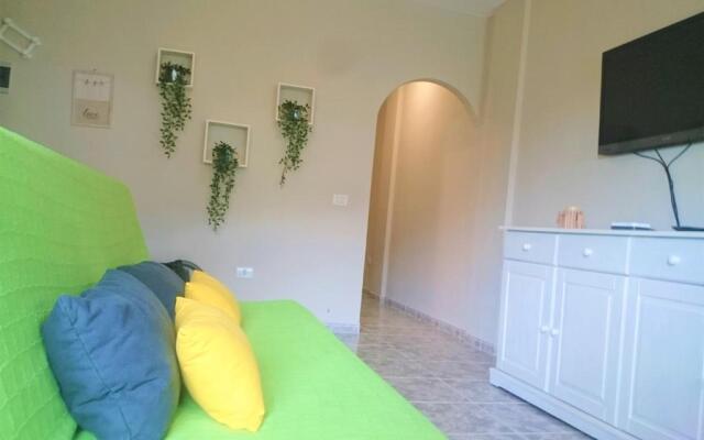 Bright spacious apartment, 2 min walk from beach