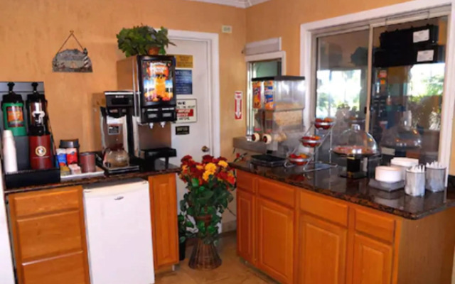 Harbor Inn & Suites