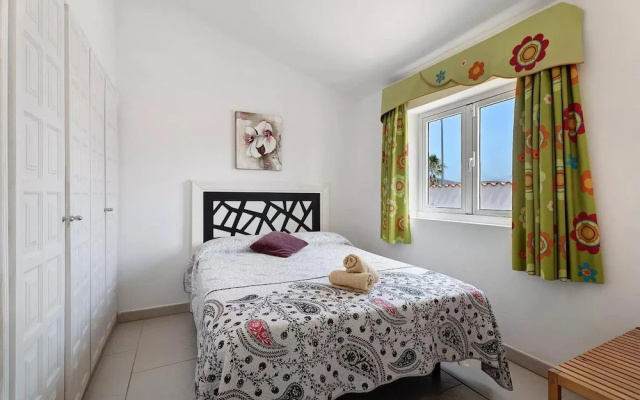 3 Bed Villa - Sleeps 6 - Pool - Hottub- Parking