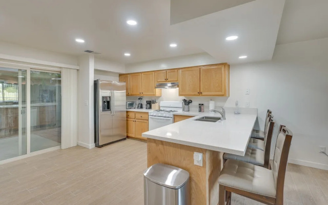 Convenient Bakersfield Townhome With Patio!