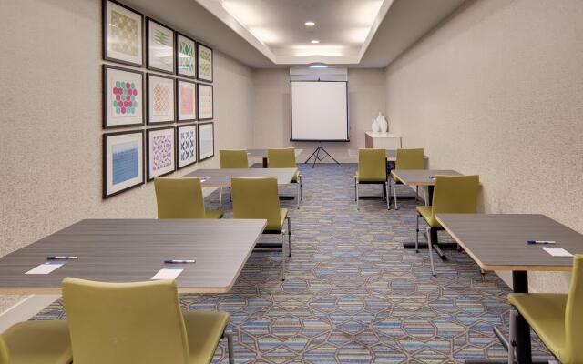 Holiday Inn Express & Suites Dinuba West by IHG