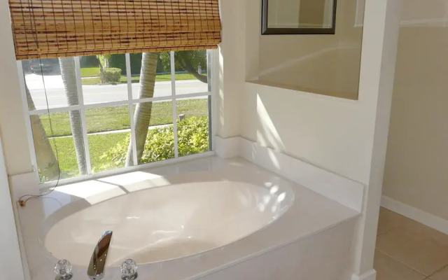 Peaceful Home With Pool and Steps to Beach/dining