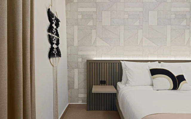 At Oceanpark Cocktail Bar AC Saltwater Pool