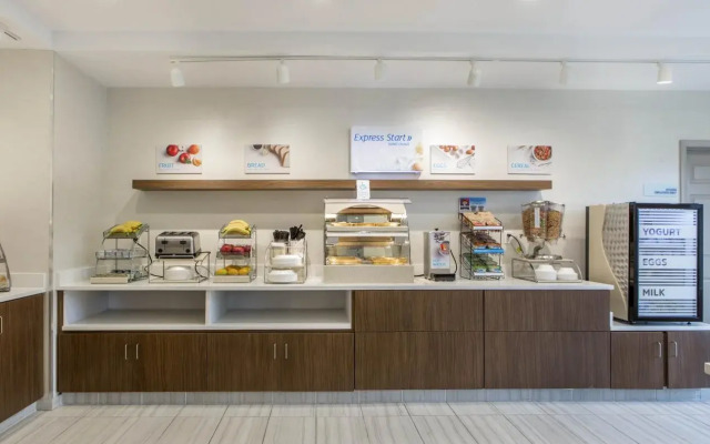 Holiday Inn Express & Suites Chicago West - St Charles