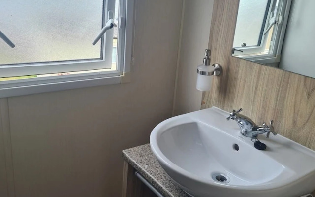 3 Bed Lodge - Sleeps 6 - Parking - Pets - Wifi