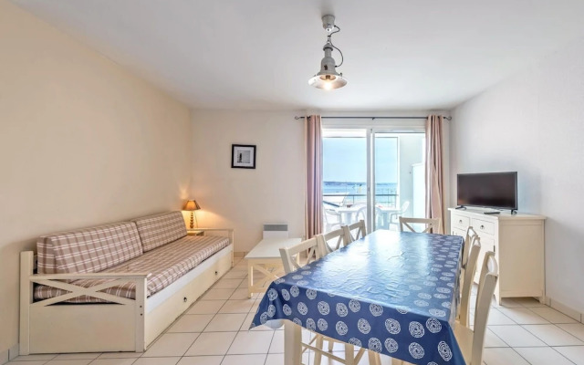 Flat by Pointe St-mathieu