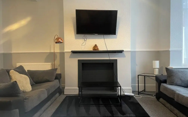 Cozy 2 Bedroom Property With all Amenities