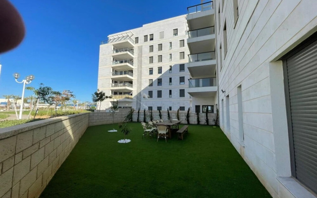 Deluxe Apartment with Private GardenArea