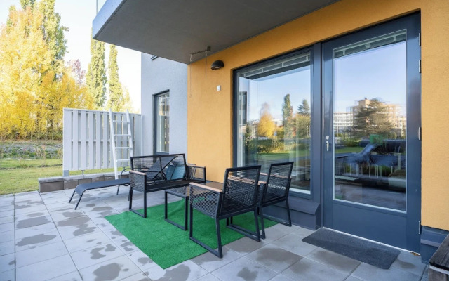 Modern 2BR Apt with Sauna & Free Parking