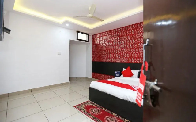 OYO Flagship 19894 Hotel Ayan Guest House