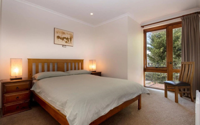 Heidelburg 3 of 6 Banjo Patterson Crescent