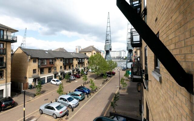 Modern 2 Bed, for up to 4, Excel/city Airport