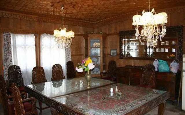 Privilege Houseboats