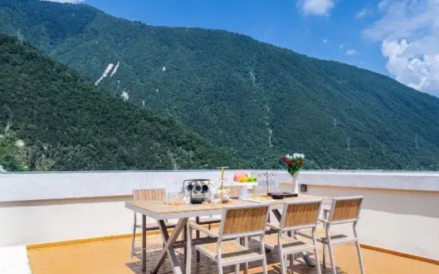 Wen Ruo Gongga No.1 Scenic Courtyard