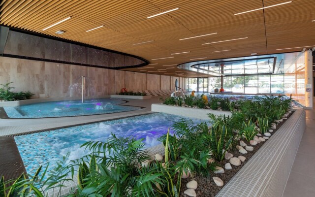 Apartment Royallux Sea View by Renters