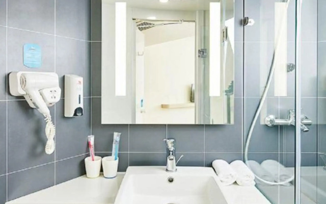 HuaTing Hotel (Bozhou Lixin Xiangyang East Road)(华庭酒店(亳州利辛向阳东路店))