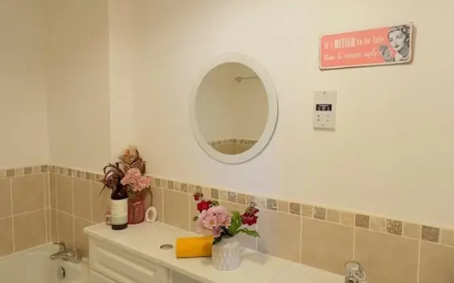 Apartment-2br-parking-walk to Town-near Beach-wifi
